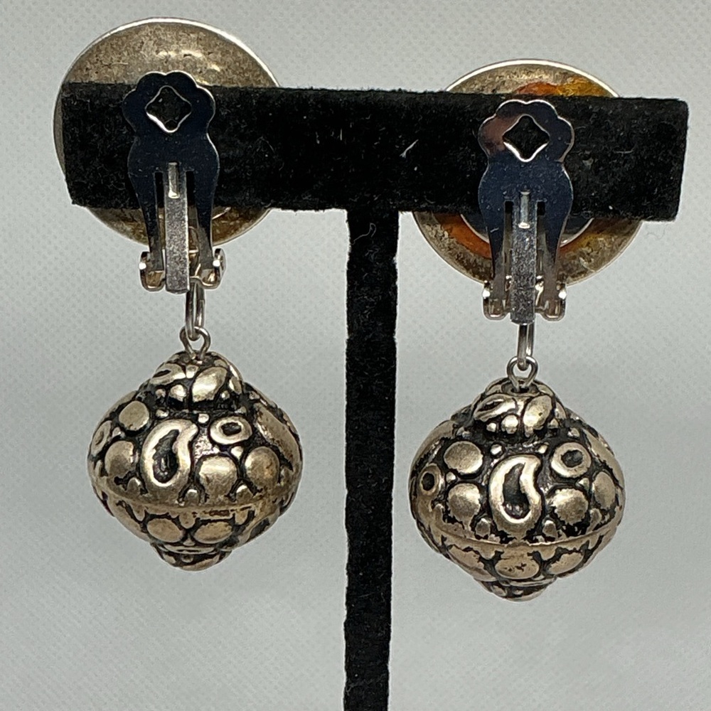 Vintage Brass Repoussé Dangle Clip Earrings Baroque Scroll Dome Ball Drop - Picture 5 of 9